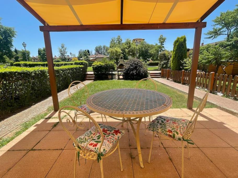 Casa Vacanza Villaggio Poggio Rosso Arezzo Exterior foto